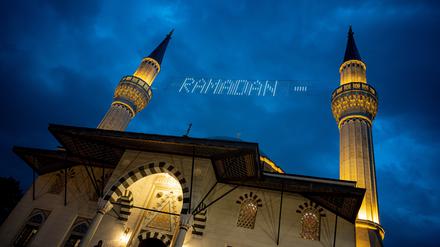 Nach dem Beginn des Fastenmonats Ramadan am Mittwochabend steht an der Sehitlik-Moschee zum ersten Iftar, dem Fastenbrechen, das Wort „Ramadan“ als Leuchtschrift. Jeden Abend zum Sonnenuntergang sind an der Sehitlik-Moschee in Berlin-Neukölln Gemeinde, Nachbarn und Bedürftige zum gemeinsamen Fastenbrechen eingeladen. +++ dpa-Bildfunk +++