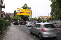 Gesperrte Behlertstraße (r.). Der Verkehr wird im Gegenverkehr durch die Hans-Thoma-Straße geleitet.