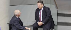 Wolfgang Schäuble und Sigmar Gabriel im Gespräch (Archivbild von 2016).