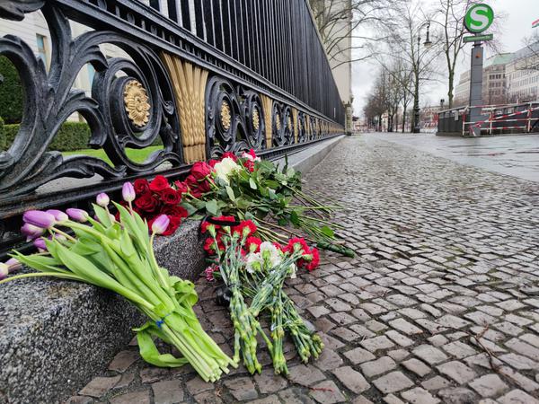 Hier wurde in vergangener Zeit viel protestiert. Nun liegen Blumen vor der russischen Botschaft.