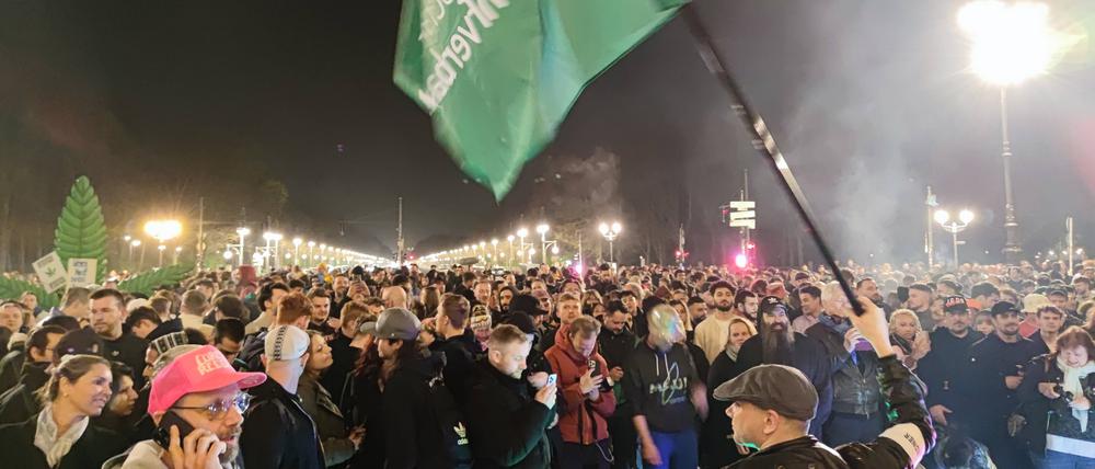 Kiffer feiern mit einem Smoke In die teilweise Legalisierung von Cannabis: Mehrere Hundert Personen haben sich versammelt, um sich kurz nach Mitternacht einen Joint anzustecken.