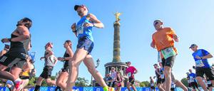Zehntausende laufen durch Berlin beim Marathon.