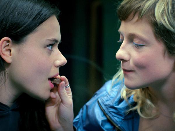 Schauspielerin Lilith Grasmug (links) als Fanny und Josefa Heinsius als Lena in einer Szene des Berlinale-Films „Langue Étrangère“ in der Sektion Panorama.