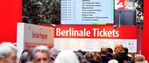Menschen warten vor einem Ticketschalter in den Berliner Arkaden am Potsdamer Platz, um Karten für die Berlinale zu kaufen.