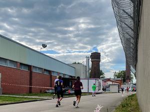 Teilnehmer am 6. Berliner 10 km-Lauf für Gefangene sind auf dem Gelände der JVA Plötzensee unterwegs. (Archivbild)