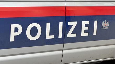 Der Schriftzug «Polizei» auf einem Einsatzfahrzeug in Österreich.