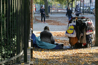 Ein Obdachloser am Potsdamer Bassinplatz im Herbst 2017.