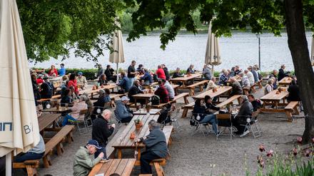 Zahlreiche Menschen nutzen das gute Wetter zu einem Besuch im Biergarten im Treptower Park in Berlin. (Archivbild)