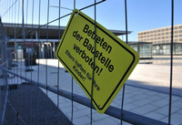 Steng geheim, was hier abläuft. Die Öffentlichkeit ist vom Baustellenbesuch am desaströsen BER-Flughafen ausgeschlossen.