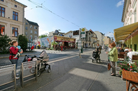 Locker und lebendig. Eine Frau trägt am Donnerstag auf der Geschwister-Scholl-Straße ihr Kind auf dem Arm. Im Kiez in Potsdam-West engagieren sich viele ehrenamtlich - in Bürgerinitiativen oder Vereinen.