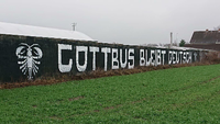 Der Schriftzug „Cottbus bleibt Deutsch“ war im Dezember 2018 auf der Wand angebracht worden.