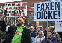 Brandenburg, Cottbus: Ein Demonstrant filmt mit dem Handy die Plakate auf dem Oberkirchplatz. Der Verein Zukunft Heimat e.V. hatte zu der Demonstration aufgerufen.