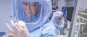 Laborantinnen der Firma Biontech erproben in einem Reinraum am neuen Produktionsstandort in Marburg die finalen Arbeitsschritte zur Herstellung des Corona-Impfstoffes an einem Bioreaktor.