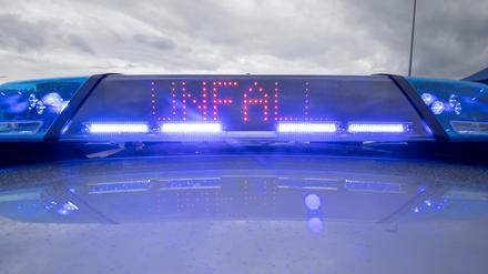 Ein Blaulicht auf dem Dach eines Polizeifahrzeugs mit der LED-Anzeige „Unfall“.