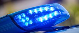 Ein Blaulicht ist auf dem Dach eines Polizeifahrzeugs zu sehen (Symbolfoto).