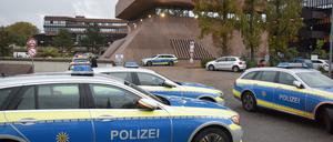 Mehrere Einsatzfahrzeuge der Polizei stehen auf dem Gelände der Hochschule der Bundesagentur für Arbeit. 