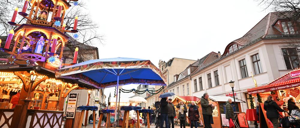 Der Weihnachtsmarkt „Blauer Lichterglanz“ steht in der Kritik. Lokale Gewerbetreibende sollen einen eigenen Fragebogen zur zukünftigen Gestaltung des Weihnachtsmarkes ausfüllen können.