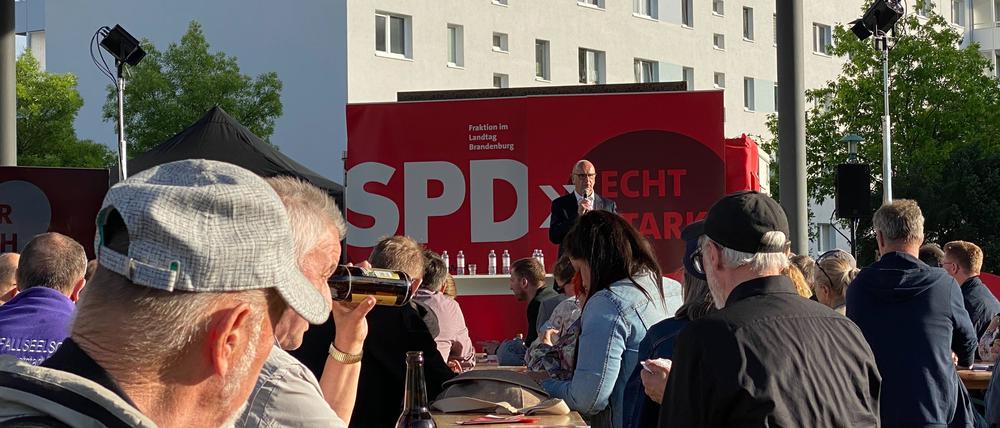 Ministerpräsident Dietmar Woidke (SPD) beim Bürgerdialog in Potsdam-Drewitz.