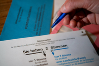 Briefwahlunterlagen für die Bundestagswahl 2021 mit Stimmzettel und Stimmzettelumschlag.  