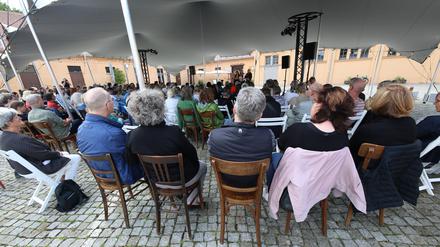 Das Festival ging am 2. Juli mit einem Bücherfest in der Schiffbauergasse Potsdam zu Ende, bei dem unter anderen Julia Schoch las.