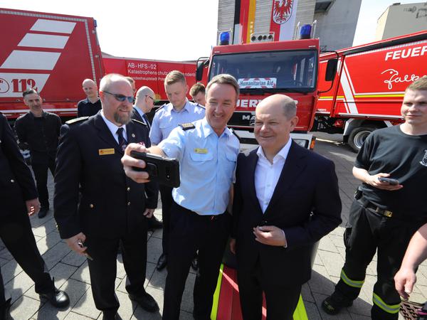 Bundeskanzler Olaf Scholz beim Selfie mit dem Potsdamer Feuerwehrchef Ralf Krawinkel. 