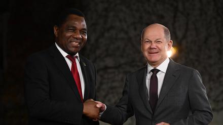 Bundeskanzler Olaf Scholz (SPD), trifft Sambias Präsident Hakainde Hichilema am Abend vor der „Compact with Africa“-Konferenz.