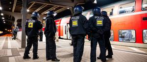 Einsatzkräfte der Bundespolizei stehen am Bahnhof Bergedorf an einem Regionalzug, um bei HSV-Fans eine Razzia durchzuführen. 