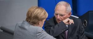 Wolfgang Schäuble (rechts) mit Angela Merkel 2019 im Bundestag.