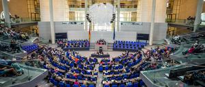 Die Abgeordneten nehmen an der Sitzung des Bundestags mit der ersten Lesung zur Änderung des Gebäudeenergiegesetzes teil. 