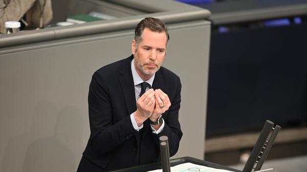 Christian Dürr, Fraktionsvorsitzender der FDP, spricht bei einer Plenardebatte im Bundestag. 