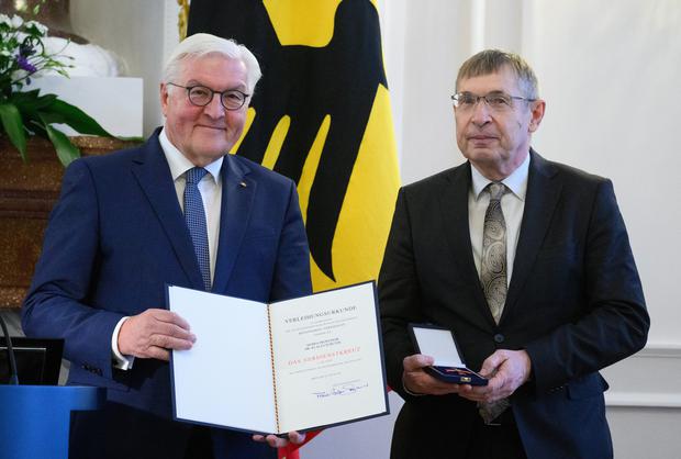 Neben Wieler erhält auch Klaus Cichutek, ehemaliger Präsident des Paul-Ehrlich-Instituts (2009-2023), den Verdienstorden. 