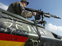 Soldaten der Bundeswehr bei der Vorführung eines Sturmgewehrs (Archivbild)