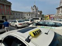 Im Juni protestierten Taxifahrer vor dem Landtag gegen unliebsame Konkurrenz. Foto: Bernd Settnik/dpa