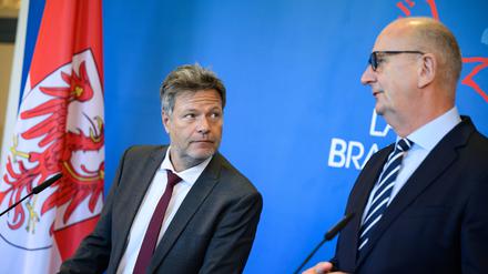 Neue Einigkeit: Bundeswirtschaftsminister Robert Habeck (Grüne, l.) und Ministerpräsident Dietmar Woidke (SPD) am Donnerstag in Potsdam. 