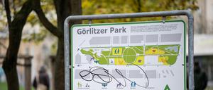 Blick auf ein Schild «am Görlitzer Park». Die Sicherheit im Görlitzer Park in Berlin-Kreuzberg ist wieder in den Fokus von Polizei und Politik gerückt.