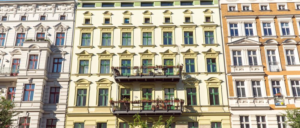 Bunte renovierte Altbauten in Berlin. Die Hauptstadt zählt zu den teuersten Städten in Deutschland.