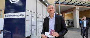 Kurz vor dem Urlaub noch abgeholt: Oberbürgermeister Mike Schubert (SPD) nutzt die Ausgabestation zur Abholung seines neuen Reisepasses. 