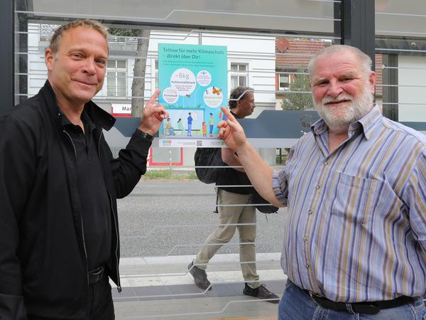 Klimamanager Matthias Putzke und Bauamtschef Lars Müller (v.l.) sind maßgeblich bei der Einführung der begrünten Haltestellen in Teltow beteiligt.