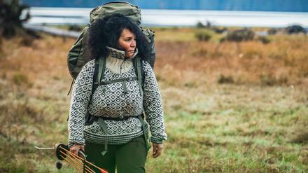 „Alone“-Kandidatin Silvia wander durch die Wildnis von Kanada.