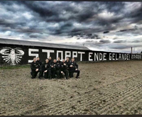 Umstrittenes Foto: Polizisten posieren vor dem Spruch „Stoppt Ende Gelände".