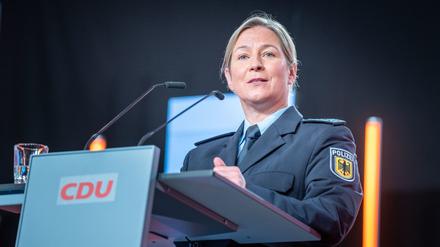 Claudia Pechstein, Olympiasiegerin im Eisschnelllauf, spricht in ihrer Uniform als Bundespolizistin beim CDU-Grundsatzkonvent.