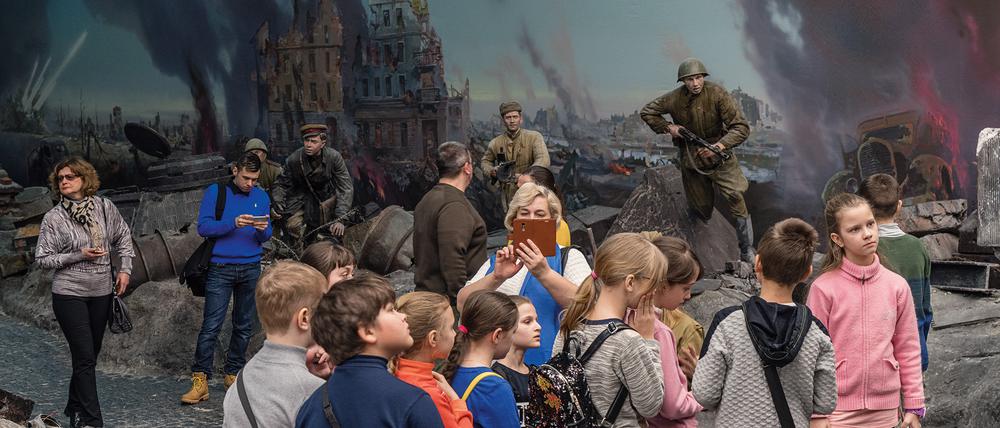 Russische Schulkinder im Zentralmuseum des Großen Vaterländischen Krieges in Moskau. Ein Foto aus dem Zyklus „Russian Times 1988-2018“ von Frank Gaudlitz. 