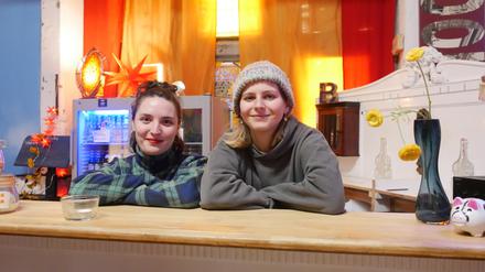 Charlotte von Fragstein und Anastasia Khokhlova (l.) veranstalten mit dem Mosa-Kollektiv immer mittwochs die Bar Mosa.