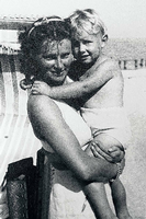 Charlotte Joop mit ihrem Sohn bei einem Urlaub an der Ostsee. 