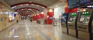 Eine leere U-Bahnstation in Peking