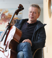 Cellist Christoph Hampe spielte im Berliner Ensemble Oriol, bevor dieses mit dem Potsdamer Persius Ensemble fusionierte und zur KAP wurde.