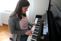 Clara Schramm beim Klavierspielen.