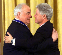 Der damalige US-Präsident Bill Clinton umarmte Ex-Bundeskanzler Helmut Kohl, als er ihn im April 1999 mit der Freiheitsmedaille ehrte.