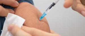Ein Mann wird in einem Impfzentrum mit einem Impfstoff von Biontech/Pfizer geimpft. 