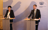 Oberbürgermeister Mike Schubert und Sozialdezernentin Brigitte Meier verkündeten am Mittwoch den Aufnahmestopp. Foto: Ottmar Winter PNN